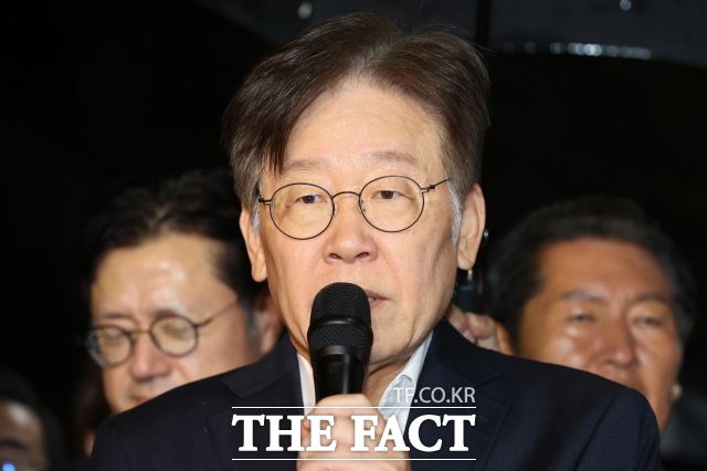 공개 발언 당시 이 대표와 전직 원내대표들은 화기애애한 모습을 연출했지만 간담회가 비공개로 전환되자 분위기가 반전됐다. /서예원 인턴기자