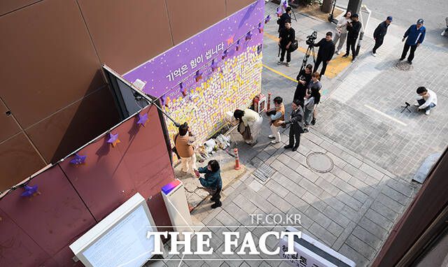 '10.29 기억과 안전의 길'을 찾은 시민들이 추모 메시지를 남기고 있다.