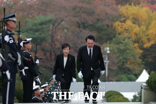윤석열 대통령이 지난 26일 박정희 전 대통령 추도식에 참석한 것을 두고 '보수 대통합 메시지'라는 해석이 나온다. /대통령실 제공