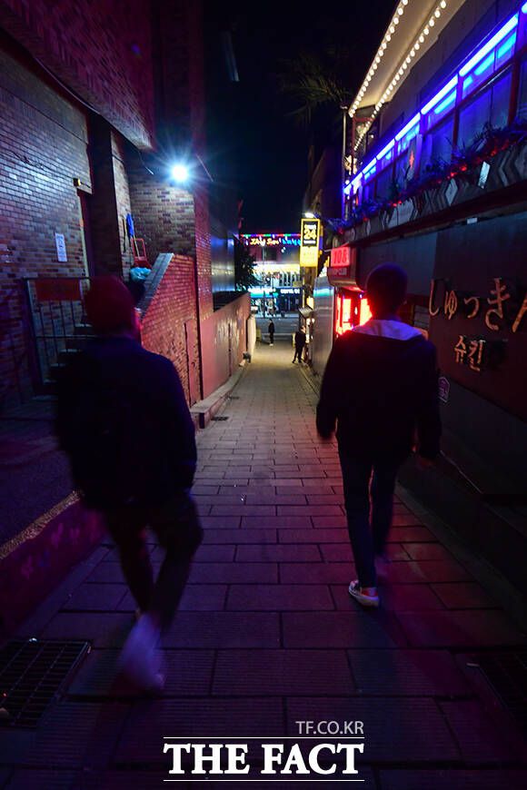 좁고 어두운 분위기의 해밀톤 호텔 옆 참사가 벌어진 골목.