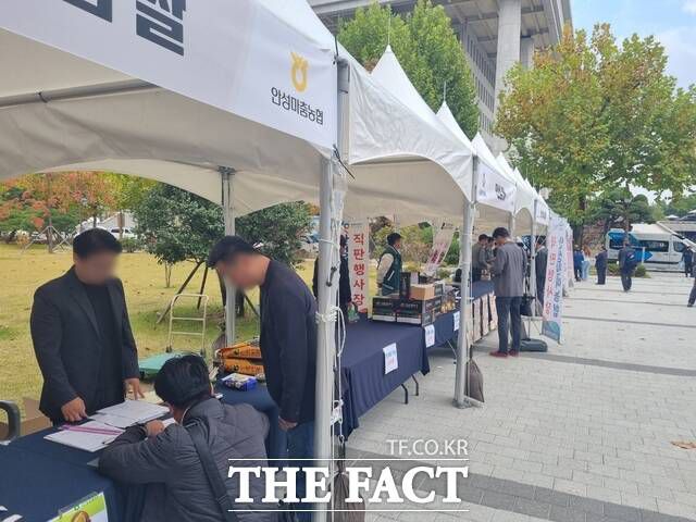 경기도 안성 지역 농산물 행사장의 판매 시간은 오후 5시까지였지만 오후 3시에 조기 '완판'됐다고 한다. /김정수 기자