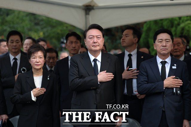 윤 대통령의 박정희 추도식에 참석은 앞서 이태원 참사 추도식을 "정치적 집회"라며 거부한 것과 비교된다는 지적이 나온다. /대통령실 제공