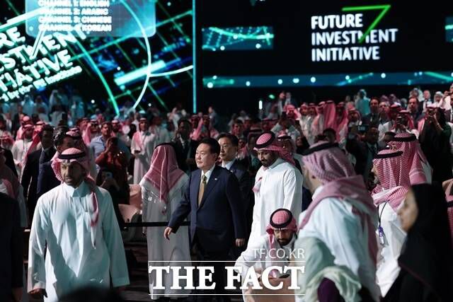 윤 대통령이 지난 24일 FII에 참석해 빈 살만 왕세자와 입장하고 있는 모습. /뉴시스