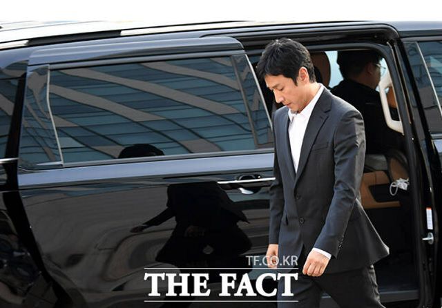 광고업계가 마약 투약 혐의를 받고 있는 이선균을 손절하고 나섰다. 28일 오후 인천경찰청 마약범죄수사계가 있는 인천 논현경찰서에 출석한 이선균은 수 차례 고개를 숙여 사과했다. /인천=임영무 기자