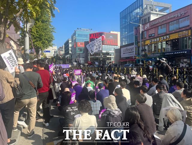 오후 1시59분쯤에는 이태원역 1번 출구 앞에서 4대종교(개신교·불교·원불교·천주교) 기도회가 열렸다. /최의종 기자