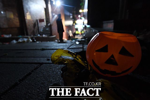 참사 1주기를 이틀 앞둔 27일 참사 희생자 고 신한철(당시 27세) 아버지 신현국(64) 씨는 지난해 장례절차에서 들어온 조의금 전액 8700여만원을 서울시교육청을 통해 한철 씨가 졸업한 서울 발산초등학교와 신월중학교, 광영고등학교에 각각 50%·30%·20% 기부한다. /남용희 기자