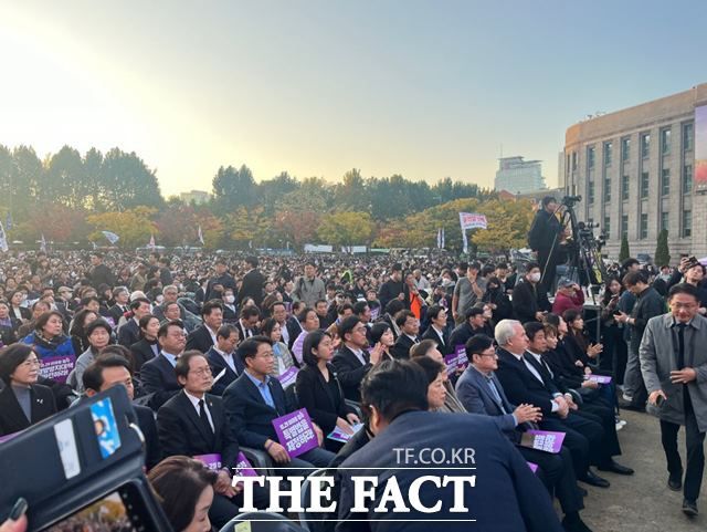 이재명 더불어민주당 대표와 인요한 국민의힘 혁신위원장, 이정미 정의당 대표, 용혜인 기본소득당 대표, 오세훈 서울시장, 조희연 서울시교육감 등이 이태원 참사 1주기 시민추모대회에 참석했다. /최의종 기자