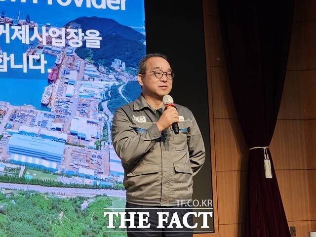 지난 27일 경남 거제시 한화오션 거제사업장에서 정인섭 한화오션 거제사업장 사장이 현장을 방문한 기자들에게 인사말을 하고 있다. /김태환 기자