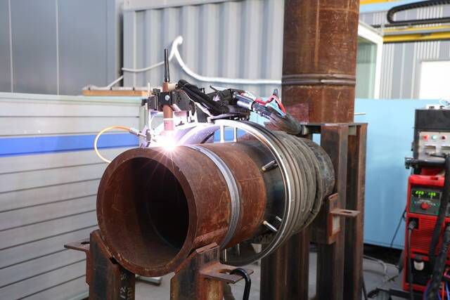 오비탈 GTAW 용접장치 로봇. 용접 난이도가 가장 높은 곡선 부문 용접을 대신 해준다, /한화오션