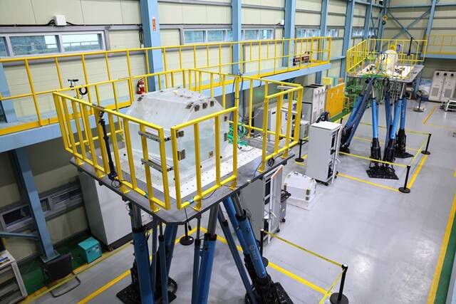 한화오션 슬로싱 연구신터에 설치된 '슬로싱 모션 플랫폼'. 액체 화물의 출렁임을 실증하는 장치다. /한화오션