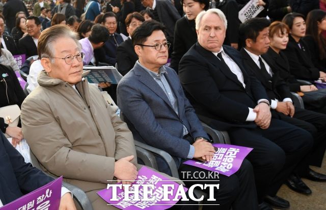 29일 시민추모제에는 이 대표를 포함한 민주당 지도부, 이정미 정의당 대표, 윤희숙 진보당 상임대표, 용혜인 기본소득당 상임대표가 참석했다. 김기현 국민의힘 대표를 포함한 국민의힘 지도부는 불참했다. 사진은 왼쪽부터 이태원 참사 시민 추모제에 참석한 이재명 민주당 대표, 홍익표 민주당 원내대표, 인요한 혁신위원장. /임영무 기자