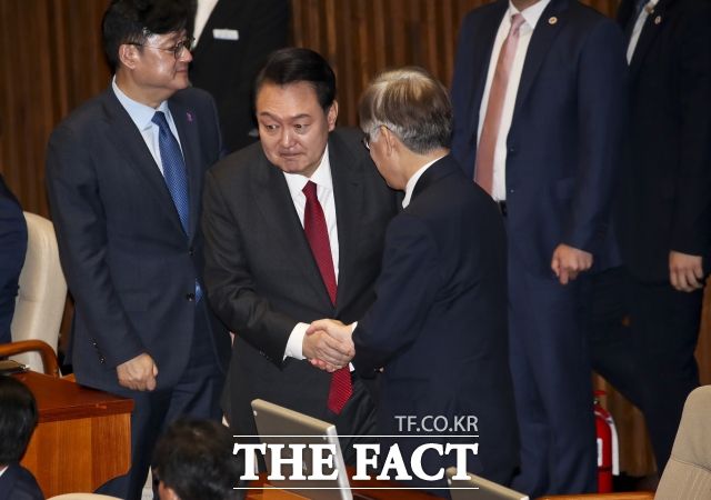 윤석열 대통령이 지난달 31일 서울 여의도 국회 본회의장 시정연설에서 이재명 더불어민주당 대표와 악수하고 있는 모습. /이새롬 기자