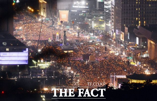 이 전 의원은 "박근혜 전 대통령 탄핵으로 국민은 새로운 시대를 꿈꿨지만 진영 대립은 심해졌고 양당 모두 권력 독점에 매몰됐다"고 비판했다. /더팩트 DB