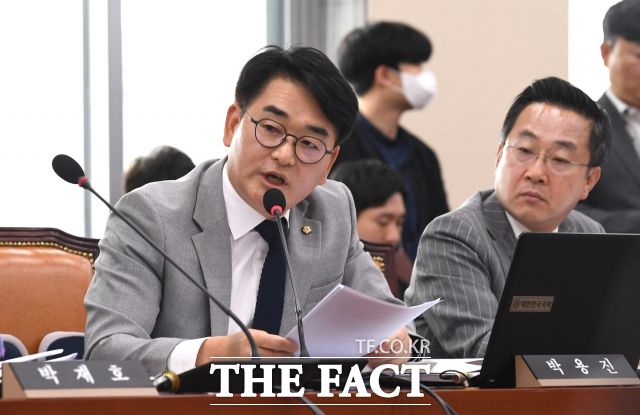 비명계 박용진 의원은 민주당 혁신기획단이 여당의 총선 전략에 끌려다녀서는 안 되고 민주당만의 전략을 발굴하지 않으면 총선에서 밀릴 것이라고 경고했다. /이새롬 기자