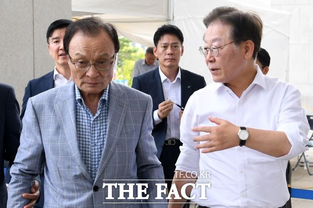 민주당 내부에서 내년 총선을 두고 장밋빛 낙관론이 나오자 일각에서는 과거 이해찬 전 대표의 '흑역사(민주당 20년 집권론)'가 소환됐다. 사진은 이 전 대표와 이재명 대표가 대화하는 모습. /남용희 기자