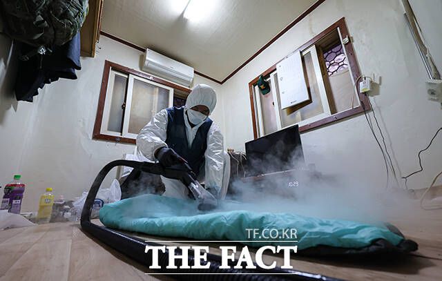 9일 오전 서울 용산구 동자동 쪽방촌 일대에서 방역업체 직원들이 빈대 선제 방역을 하고 있다. /서예원 기자