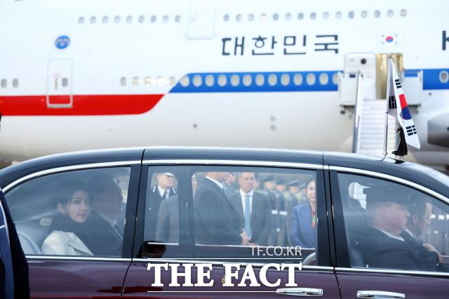 윤석열 대통령과 부인 김건희 여사가 20일(현지시간) 런던 스탠스테드 국제공항에 도착, 차량에 탑승해 이동하고 있다. /뉴시스