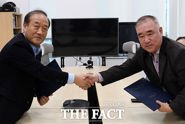 두 손 맞잡은 김영만 한국e스포츠협회 회장(왼쪽)과 박정철 한국연예인스포츠협회 회장.