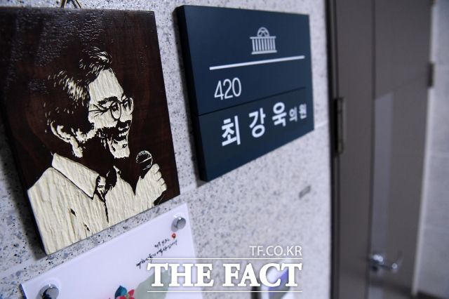 한편 논란 당사자인 최 전 의원은 현재까지도 사과의 입장을 밝히지 않고 있다. 최 전 의원은 조 사무총장의 엄중 경고 5시간 후 자신의 페이스북에 조선일보 칼럼을 공유하며 "It’s Democracy, stupid(이게 민주주의야, 멍청이야)!"라는 문구를 남겨 논란을 더 키웠다. /남용희 기자