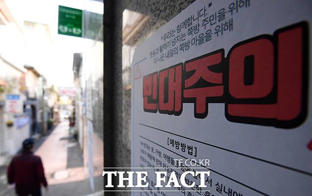 지난 7일 오후 서울 용산구 서울역쪽방상담소에 '빈대주의' 안내문이 게시돼 있다. 전문가들은 공포심을 가질 단계는 아니라고 말한다. /서예원 기자