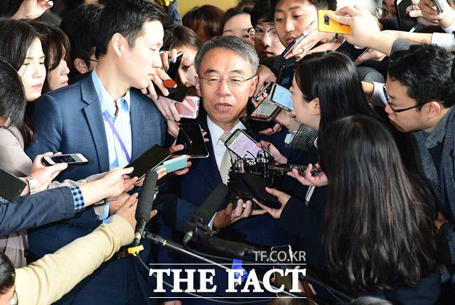 임종헌 전 법원행정처장이 2018년 10월 15일 오전 서울 서초구 서울중앙지검에 피의자 신분으로 출석하고 있다. /더팩트 DB