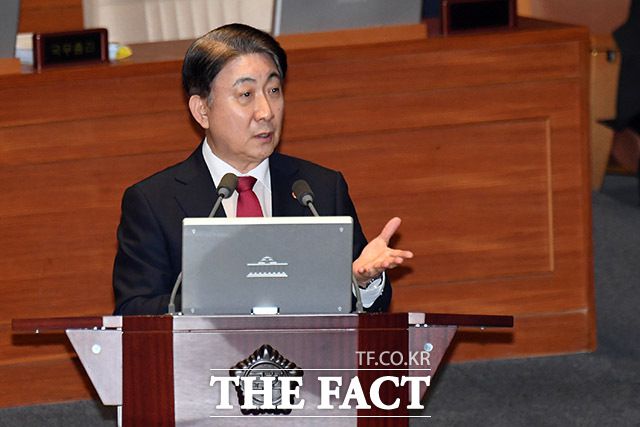 예산 심사가 한창인 가운데 민주당이 이동관(사진) 방송통신위원장과 손준성·이정섭 검사 탄핵소추안을 재발의하면서탄핵안을 다시 꺼내 들면서 본회의 개의 여부는 더욱 어려워졌다. 본회의 개의를 막기 위해 국민의힘은 국회 법제사법위원회를 불발시켰다. 28일 국민의힘이 민생법안을 우선 처리할 수 있도록 '2+2 협의체' 구성을 제안했으나 민주당은 '법사위부터 열라'고 일축했다. /남용희 기자