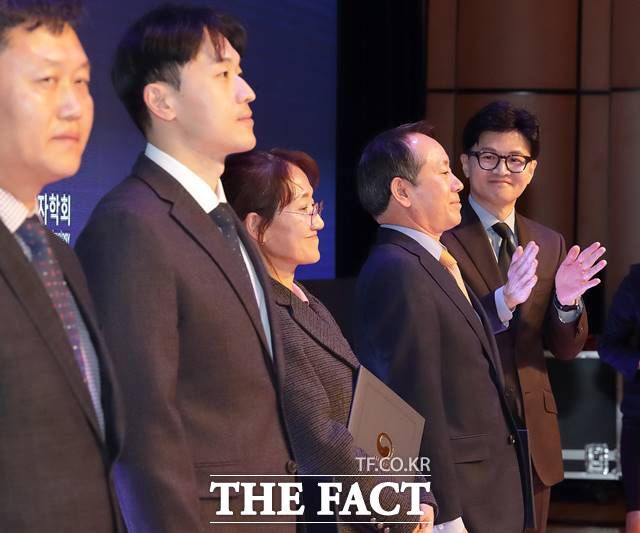 한동훈 법무부 장관이 29일 열린 범죄피해자 인권대회에 참석해 박수를 치고 있다./법무부 제공