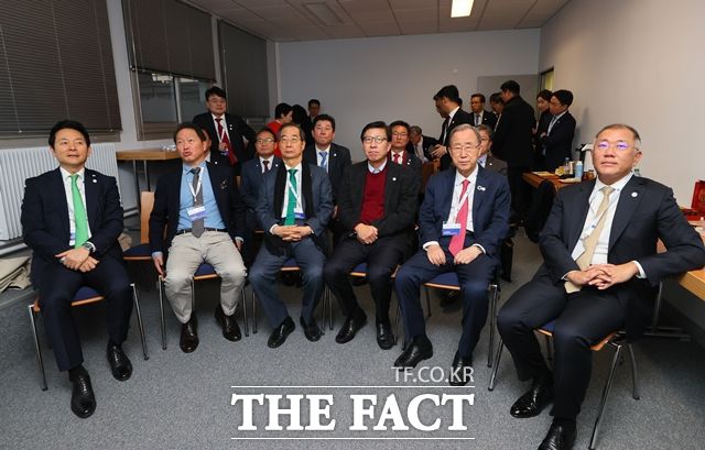 장성민 대통령실 미래전략기획관(왼쪽부터), 최태원 SK그룹 회장, 한덕수 국무총리, 박형준 부산시장, 반기문 전 유엔 사무총장, 정의선 현대차그룹 회장이 29일 새벽 엑스포 개최지 선정 투표 결과를 바라보고 있다. /뉴시스