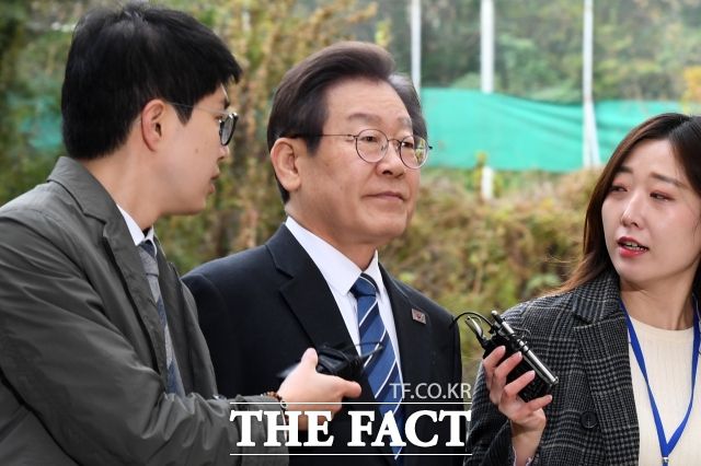 이 대표 측근이 첫 유최 판결을 받으며 당내 리더십에 대한 우려의 목소리가 나온다. 사진은 재판에 출석하는 이 대표, /서예원 기자