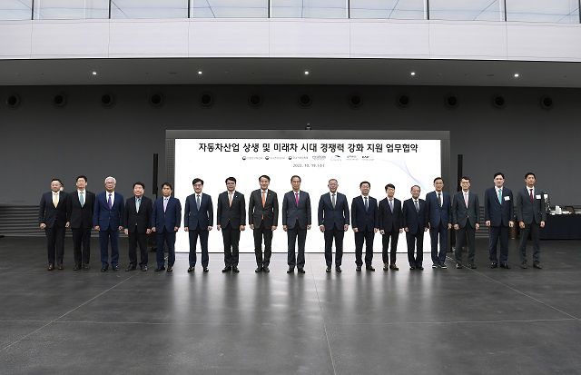지난해 10월 19일 한덕수 국무총리, 정의선 현대차그룹 회장, 오원석 자동차부품산업진흥재단 이사장 등이 현대차·기아 기술연구소에서 열린 '자동차산업 상생 및 미래차 시대 경쟁력 강화 지원'을 위한 업무협약 체결식에서 기념 촬영을 하는 모습. /현대차그룹 제공