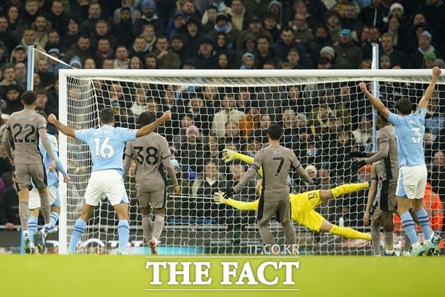 맨시티의 프리킥 상황에서 수비에 가담한 손흥민(등번호 7번)은 방어벽 뒤로 흐른 볼을 반사적으로 걷어내다 자책골을 기록하고 있다./맨체스터=AP.뉴시스