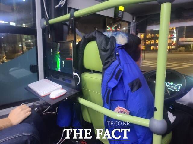 자율주행버스 '심야A21'이 4일 오후 11시 40분 첫 운행을 시작했다. 자율주행버스에는 관련 법에 따라 운전자가 탑승해야 한다. /장혜승 기자