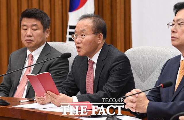 국민의힘이 5일 법정시한을 넘긴 내년도 예산안을 두고 더불어민주당을 향해 "예산안마저 탄핵하는 것"이라고 비판했다. /이새롬 기자