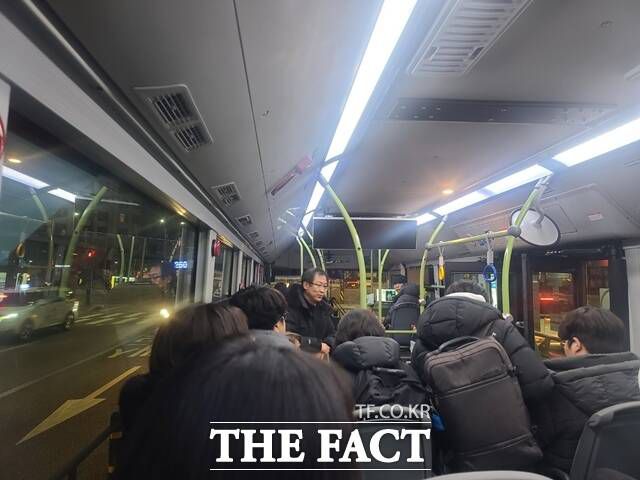 자율주행버스 '심야A21'이 4일 오후 11시 40분 첫 운행을 시작했다. 박상욱 자율주행 스타트업 애스유엠 부장이 안전벨트 착용을 당부하는 모습. /장혜승 기자