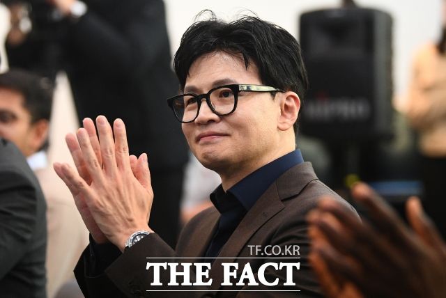 한동훈 법무부 장관도 2차 가객을 통해 총선에 출마할 것이란 관측이 높다. 지난달 21일 오후 ·과학기술 우수인재 간담회에 참석해 박수를 치고 있는 한 장관. /이동률 기자