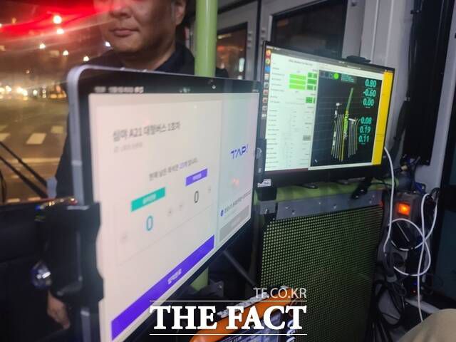 자율주행버스 '심야A21'이 4일 오후 11시 40분 첫 운행을 시작했다. 자율주행버스에는 5G 통신 신호를 받는 컴퓨터가 설치돼 있다. /장혜승 기자
