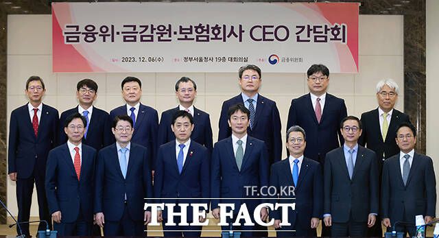 김주현 금융위원장과 이복현 금융감독원장이 6일 오전 서울 종로구 정부서울청사에서 열린 금융위·금감원·보험사 CEO 간담회 시작에 앞서 참석자들과 기념촬영을 하고 있다. (위 왼쪽부터) 윤해진 농협생명 대표, 이영종 신한라이프 대표 , 편정범 교보생명 대표, 여승주 한화생명 부회장, 정종표 DB손해보험 대표, 김중현 메리츠화재 대표, 김기환 KB손해보험 대표, (아래 왼쪽부터) 홍원학 삼성생명 대표, 정희수 생명보험협회장, 김주현 금융위원장, 이복현 금감원장, 정지원 손해보험협회장, 조용일 현대해상 부회장, 이문화 삼성화재 대표. /금융위원회