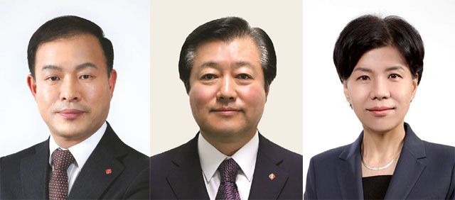 롯데그룹은 6일 롯데지주 포함 38개 계열사의 이사회를 열고 회사별로 2024년 정기 임원 인사를 실시했다. 사진 왼쪽부터 ESG경영혁신실장 이훈기 사장, 식품군 총괄대표 이영구 사장, 롯데AMC 김소연 대표이사. /롯데그룹