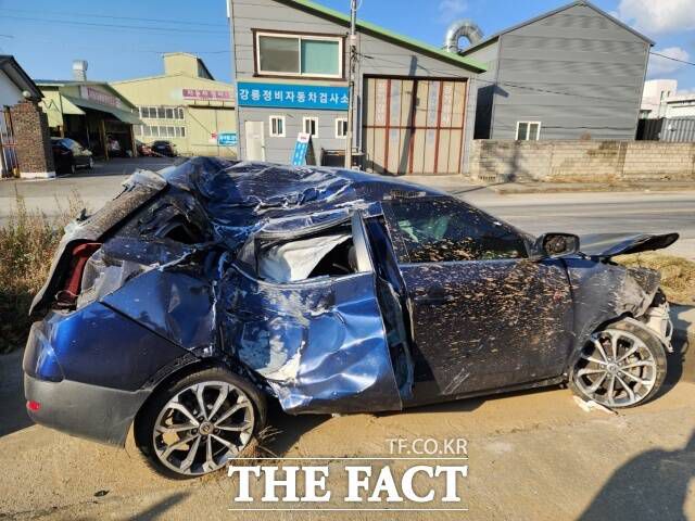 2022년 12월 6일 강릉 홍제동, 할머니와 쌍용차 티볼리 차량을 타고 있던 이도현 군은 급발진 의심 사고로 숨졌다. 사진은 사고 후 형체를 알아 보기 힘들게 파손된 티볼리 차량 모습/ 이상훈 씨 제공