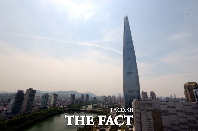 롯데그룹은 이번 임원 인사에 대해 "미래 경쟁력과 지속가능한 성장 전략 강화에 중점을 뒀다"고 설명했다. /더팩트 DB