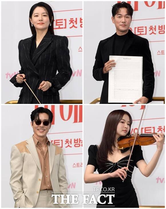 배우 이영애 김영재 황보름별 이무생(왼쪽 위부터 시계방향)이 6일 오전 서울 구로구 라마다 신도림 호텔에서 열린 TvN 새 토일드라마 '마에스트라' 제작발표회에 참석해 각자 캐릭터를 나타내는 아이템을 착용하고 있다. /서예원 기자