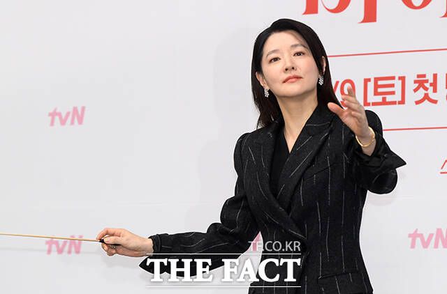 배우 이영애가 6일 오전 서울 구로구 라마다 신도림 호텔에서 열린 TvN 새 토일드라마 '마에스트라' 제작발표회에 참석해 포즈를 취하고 있다. /서예원 기자