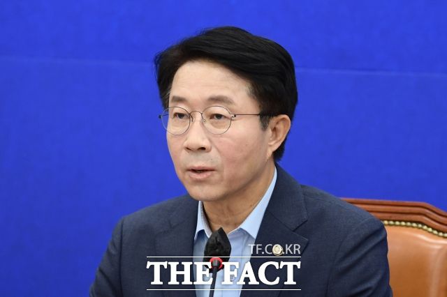 조정식 민주당 사무총장은 획정안 초안을 두고 "국민의힘 의견만 반영된 편파적인 안"이라며 수용 거부 의사를 밝혔다. /이새롬 기자