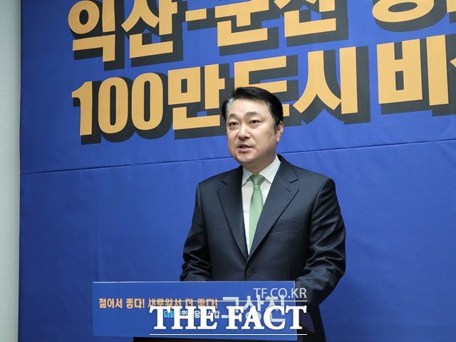 고상진 익산발전연구원장이 7일 익산시청 기자실에서 기자회견을 갖고 내년 총선 출마를 공식 선언하고 있다./홍문수 기자
