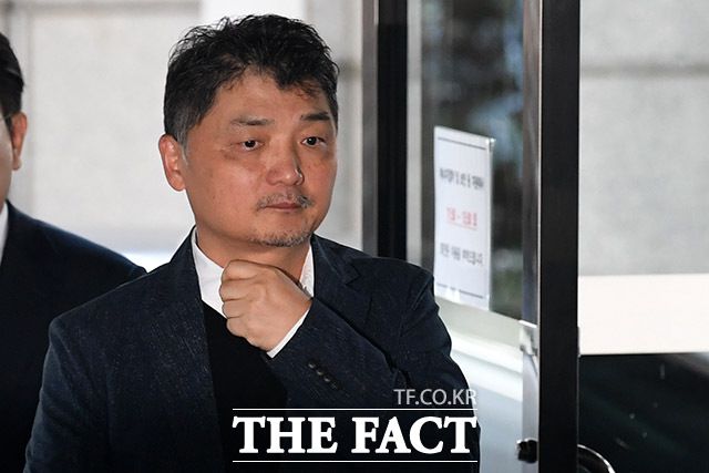 김범수 카카오 전 의장이 지난 10월 서울 영등포구 금융감독원에 SM엔터테인먼트 인수 주가 시세조종 의혹과 관련된 조사를 받기 위해 출석하고 있다. /더팩트 DB
