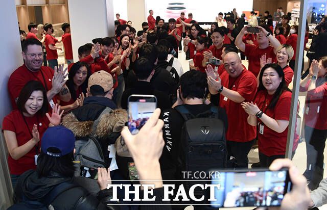 9일 경기 하남시 스타필드 내 '애플 하남' 매장을 찾은 방문객들이 직원들의 박수를 받으며 입장하고 있다. /이새롬 기자