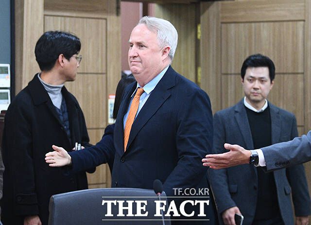 국민의힘 지도부는 서둘러 진화에 나섰지만 당내 분위기는 요동치며 공개적인 비판이 나왔다. /이동률 기자