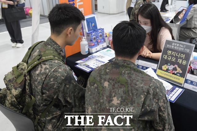 국방부는 2025년까지 병장 월급을 150만원까지 올릴 방침이다. 사진은 지난 8월 열린 '2023 글로벌일자리대전 & 외국인투자기업채용박람회'에서 현장 면접을 보는 군인들의 모습. /장윤석 기자