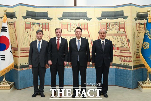 윤석열 대통령은 8일 한남동 관저에서 열린 3국 안보실장 초청 만찬을 진행했다. 이날 만찬에는 조태용 국가안보실장, 제이크 설리번(Jake Sullivan) 미국 국가안보보좌관, 아키바 다케오(秋葉 剛男) 일본 국가안전보장국장 등이 참석했다. /대통령실