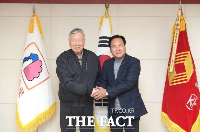 이권재 오산시장(오른쪽)이 이중근 부영그룹 회징과 계성제지 부지 개발에 대해 협의하고 약수를 하고 있다./오산시